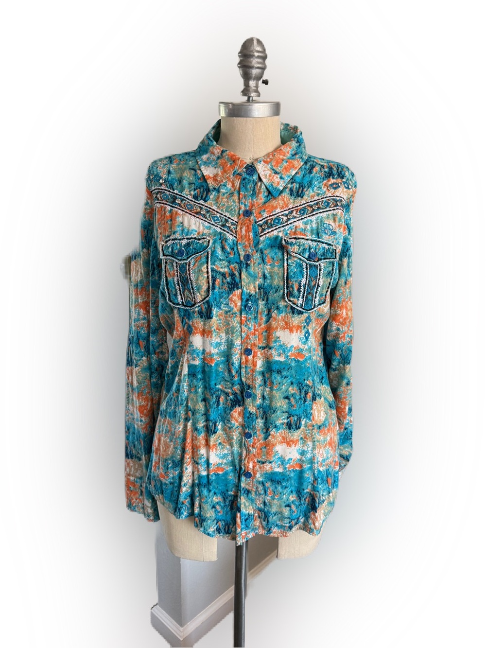 Roar Women’s Signature Blithe Western Long Sleeve Button Down Shirt. Medium